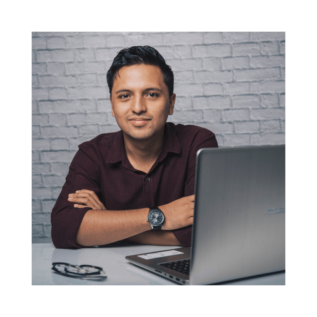 Emprego Remoto com R$ 1.000 de VA/VR man, laptop, working, office, smile, male, portrait