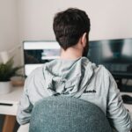 Auxiliar de Atendimento Home Office e mais man in gray hoodie sitting on chair