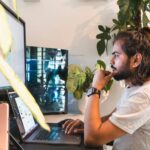 Vagas Remotas na Vetta, com VA/VR de R$ 32 por dia a man using a laptop