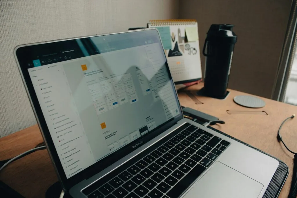 Home Office na Nibo, com VA/VR de R$ 800,00 macbook pro on brown wooden table