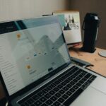 Home Office na Nibo, com VA/VR de R$ 800,00 macbook pro on brown wooden table