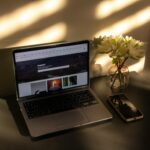 Remotas Abertas na SoftExpert com R$ 950 de VA/VR a laptop and a cell phone on a table