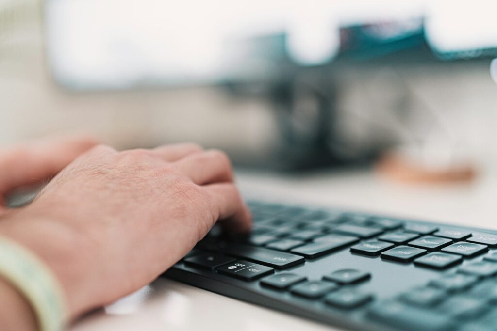Smart NX contrata para 100% Remoto person using black computer keyboard