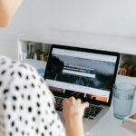 Home Office na Radix, VA/VR de 950,00 A woman working from home on a laptop, illustrating a freelance lifestyle.