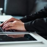 Remotas na Motriz com VA/VR de R$ 980,00 man in black dress shirt using laptop