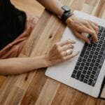 Teletrabalho com VR/VA até R$ 1.500! a person typing on a laptop