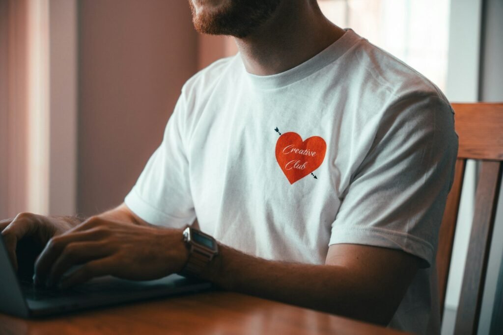 Sucesso do Cliente Home Office com VR de R$ 900,00 man in white crew neck t-shirt wearing black watch