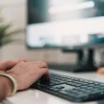 Remotas na Libbs com VA/VR de R$ 1.000,00 person using black and silver computer keyboard