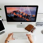 Vagas Remotas na RD Station, com R$ 932 de VA/VR person using silver imac and apple magic keyboard