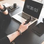 Remotas na ContaJá, R$700,00 de VA/VR e + home office, computer, desk, display, iphone, keyboard, laptop, luxury, macbook, modern, organized, table, tablet, technology, work place, arms, hands, workspace, apple products, work from home, home office, iphone, iphone, iphone, iphone, iphone, luxury, luxury