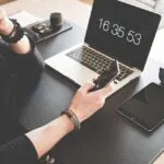 Remotas na ContaJá, R$700,00 de VA/VR e + home office, computer, desk, display, iphone, keyboard, laptop, luxury, macbook, modern, organized, table, tablet, technology, work place, arms, hands, workspace, apple products, work from home, home office, iphone, iphone, iphone, iphone, iphone, luxury, luxury