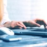 Vagas de Remotas na Compass, com R$ 832 de VA/VR a woman is typing on a laptop computer