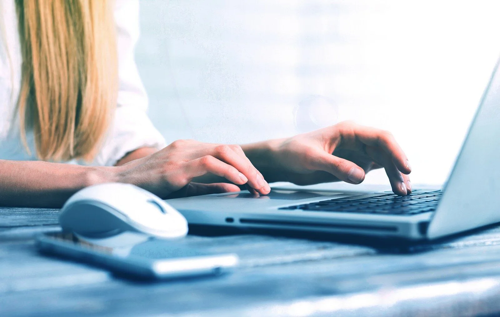 Vagas de Remotas na Compass, com R$ 832 de VA/VR a woman is typing on a laptop computer