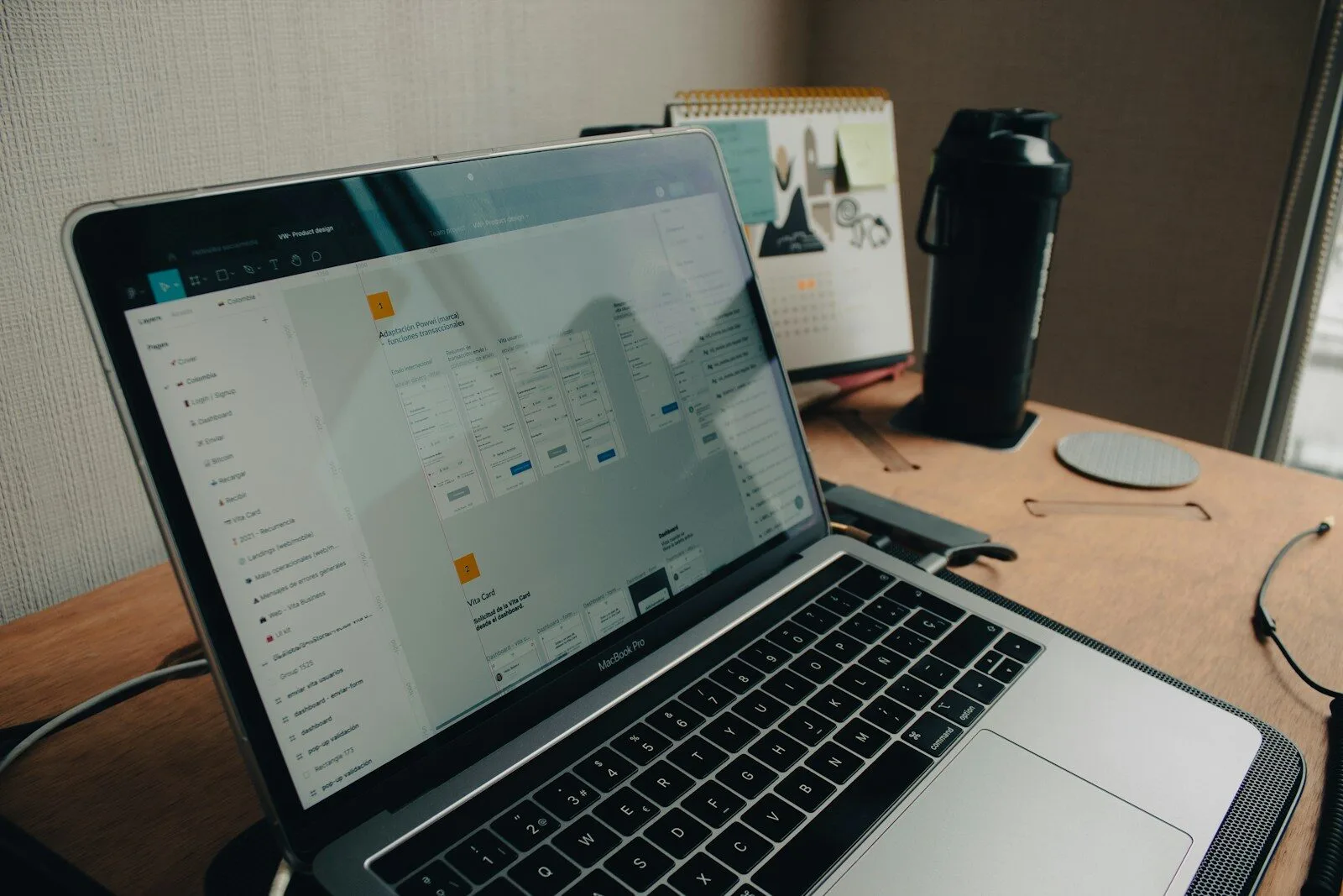 Vagas Remotas na RD Station, com R$ 932 de VR/VA macbook pro on brown wooden table