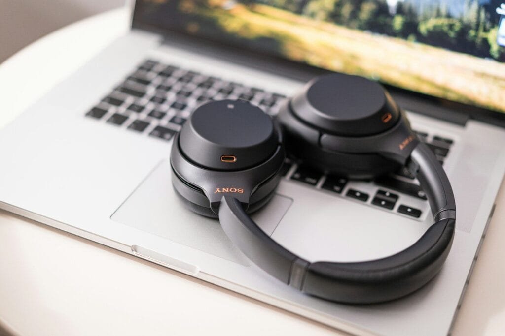 Vagas Remotas na Superlógica, VA/VR acima de R$ 900 black and gray sony headphones on macbook pro