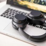 Vagas Remotas na Superlógica, VA/VR acima de R$ 900 black and gray sony headphones on macbook pro