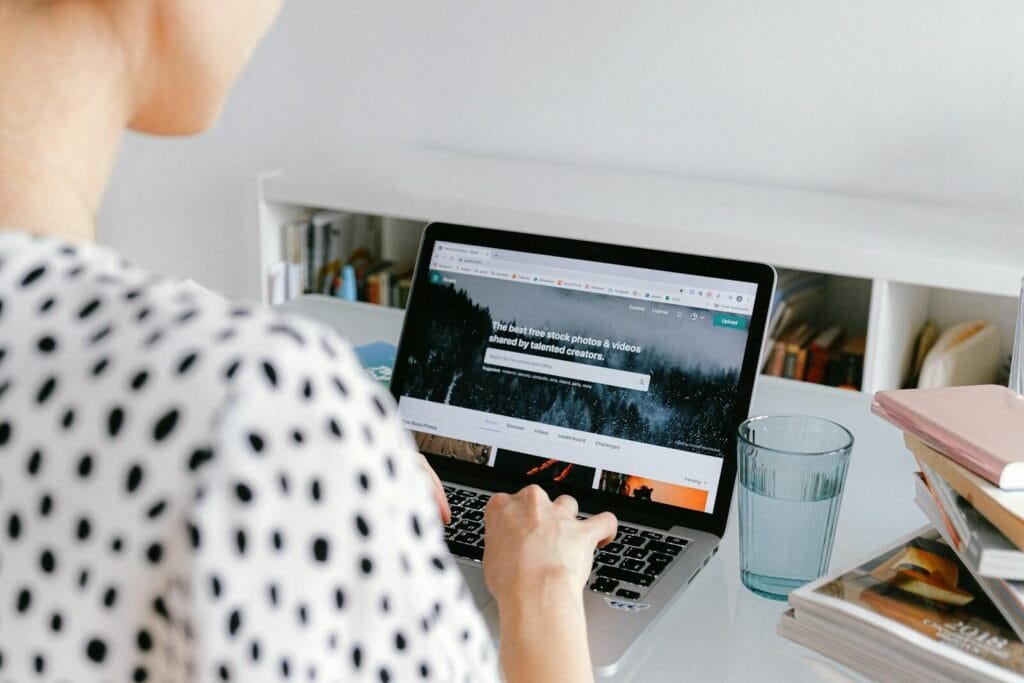 Vagas remotas para Auxiliar Administrativo e + A woman working from home on a laptop, illustrating a freelance lifestyle.