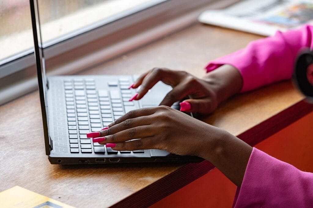 Vagas Remotas na ADN Tech laptop, typing, working, pink, woman, laptop, laptop, laptop, laptop, laptop, working