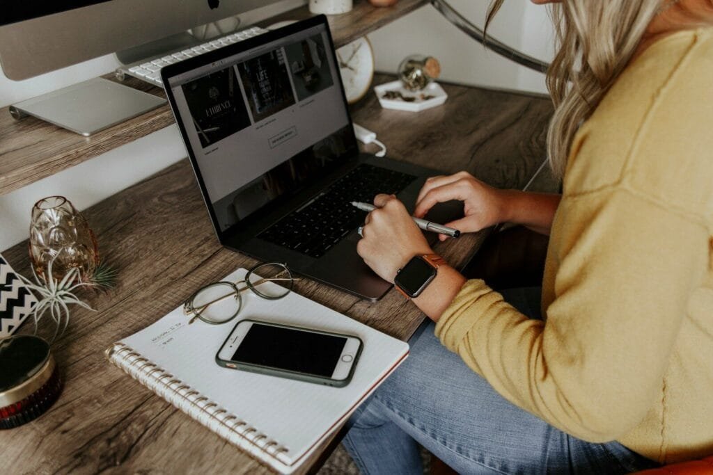 Vagas Remotas Abertas! person in blue denim jeans using macbook pro