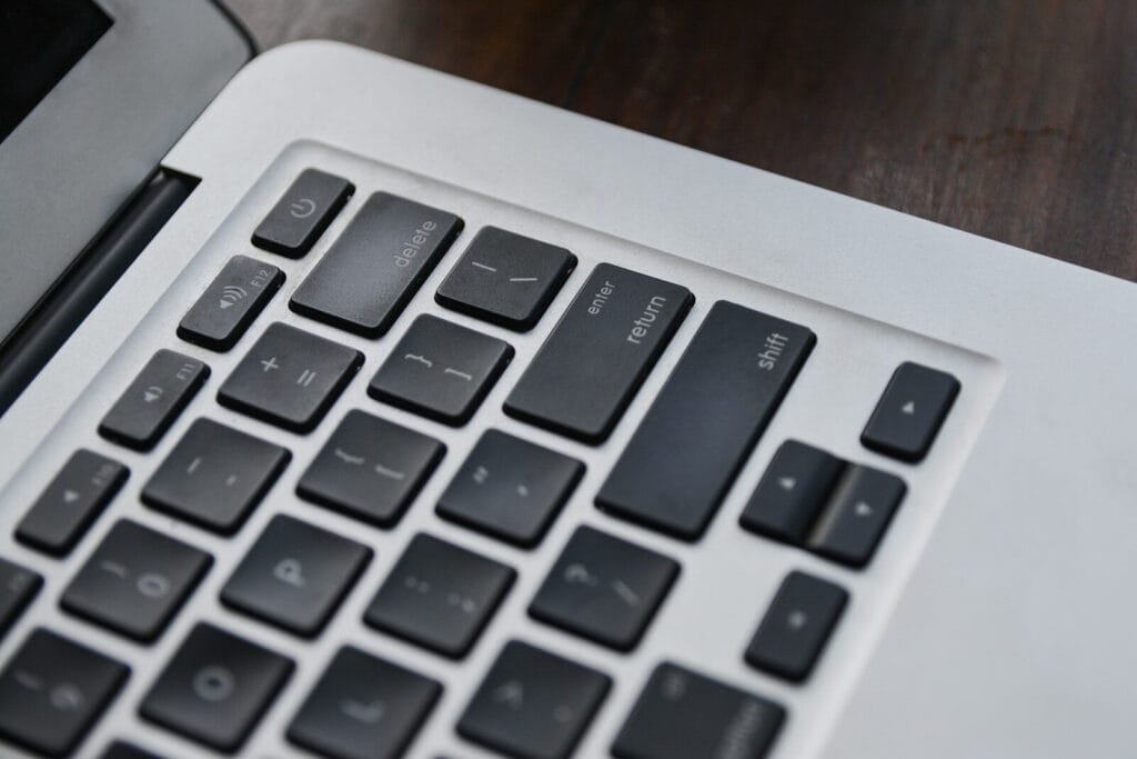 Remotas na Universidade Comercial com remuneração a partir de R$ 3.500 silver and black computer keyboard