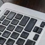 Remotas na Universidade Comercial com remuneração a partir de R$ 3.500 silver and black computer keyboard