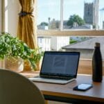UX/UI Designer Júnior e mais vagas home office macbook pro on brown wooden table