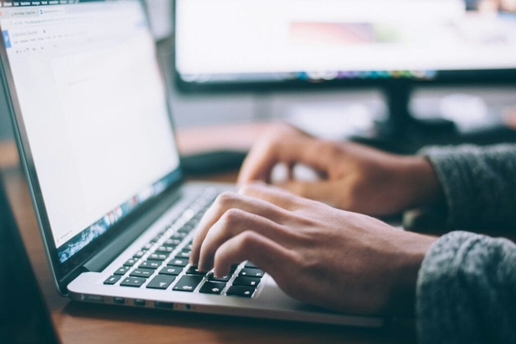Atendimento Remoto, com VA/VR de R$ 960,00 person using MacBook Pro