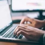 Atendimento Remoto, com VA/VR de R$ 960,00 person using MacBook Pro