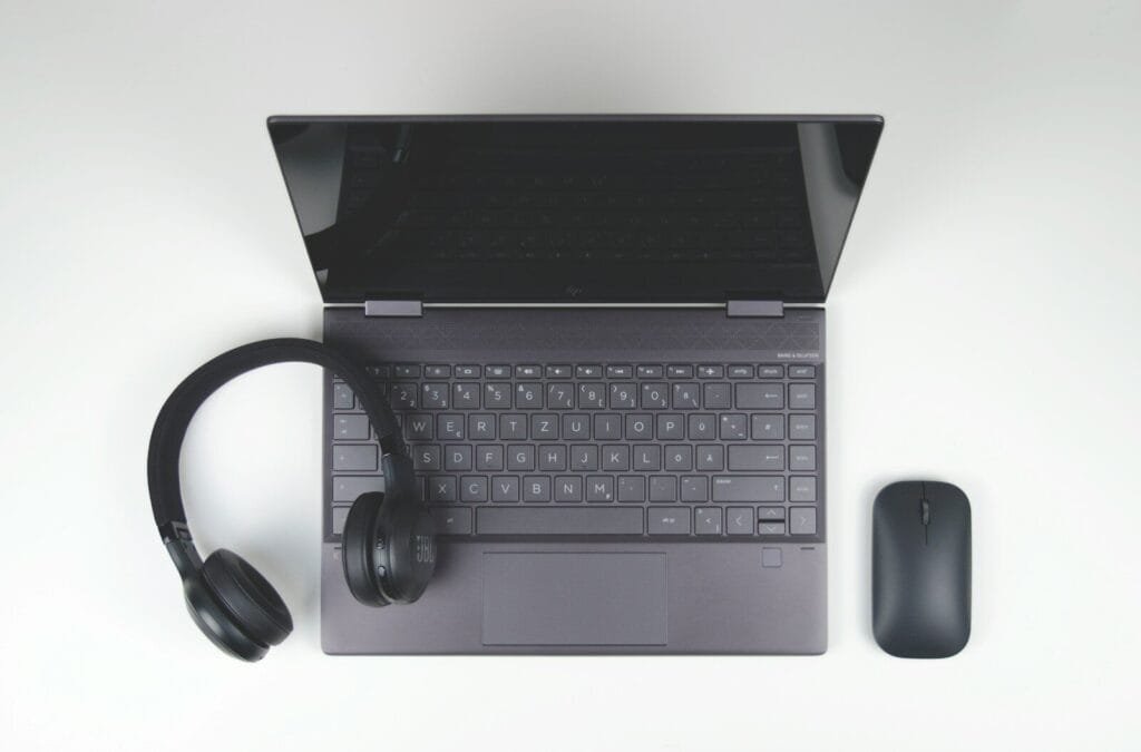 Attus contratando para Vagas Remotas a laptop computer with headphones and a mouse