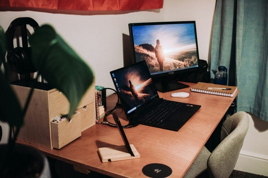 Vagas Remotas na Starian com VA/VR de R$ 750,00 black laptop computer on brown wooden table