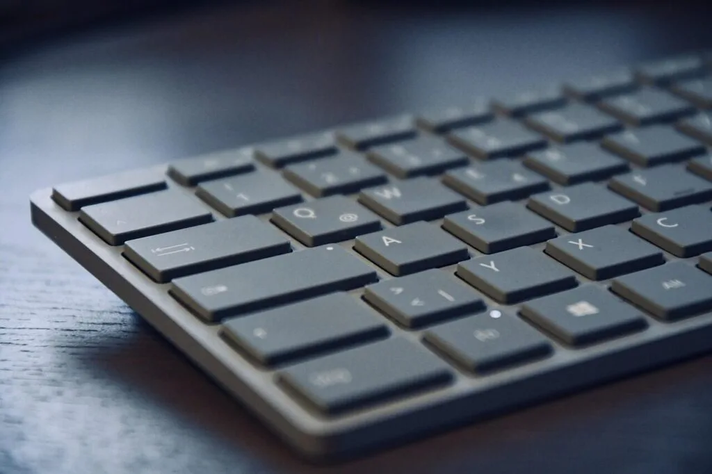 Vagas Remotas na Simples Dental, com VA/VR de R$ 1.000 home office, keyboard, computer, tap, computer keyboard, office, work, desk, workplace