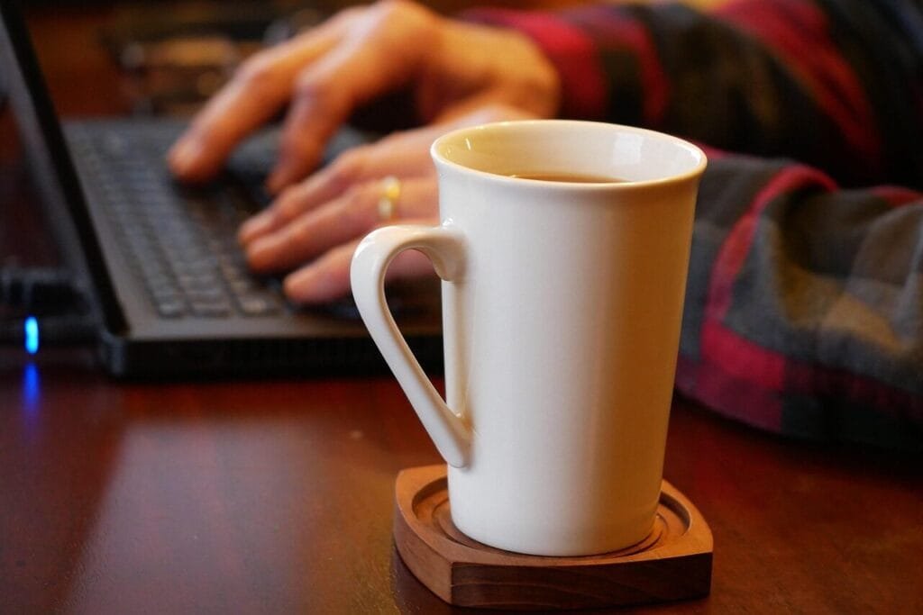 RankMyApp abre vagas remotas work from home, coffee, mug, computer, laptop, business, coffee cup, quarantine, online, coffee mug, drink, caffeine, beverage