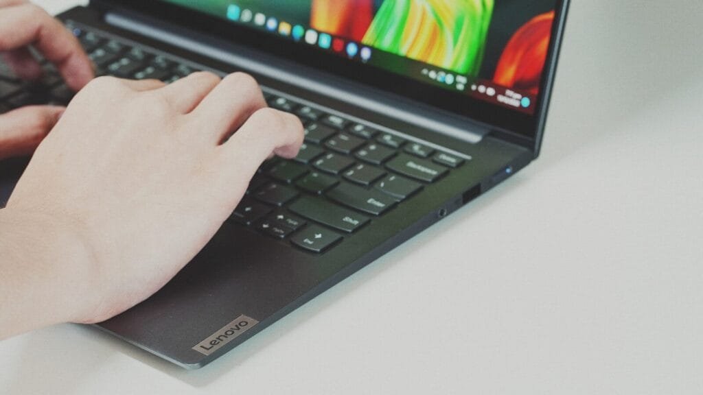 Med-Review contrata 100% Remoto Person typing on a laptop keyboard