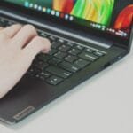 Med-Review contrata 100% Remoto Person typing on a laptop keyboard