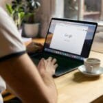 Remotas com salário de R$ 9.000 (CLT) person using black laptop computer