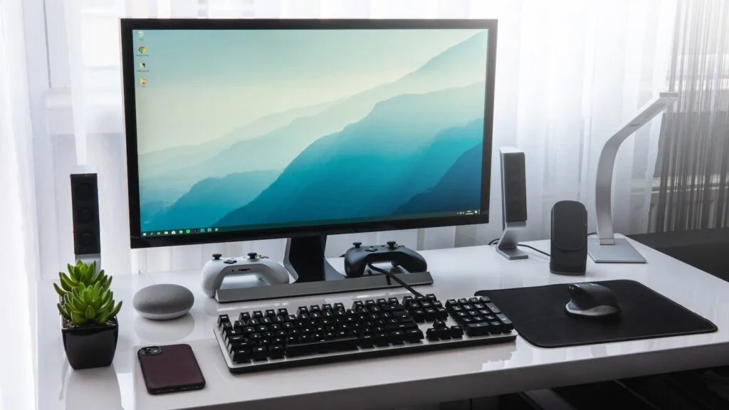 Assistente de Cadastro e mais Vagas Remotas Abertas black computer keyboard beside silver imac