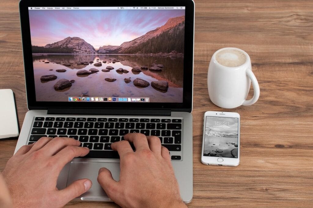 Remotas na Lastlink com R$ 780 de benefícios flexíveis e + office, freelancer, computer, business, work, laptop, creative, iphone, macbook, apple inc, notebook, mobile, tablet, coffee cup, workplace, job, coffee, web, phone, technology, device, screen, typing, working, desk, cup, mug