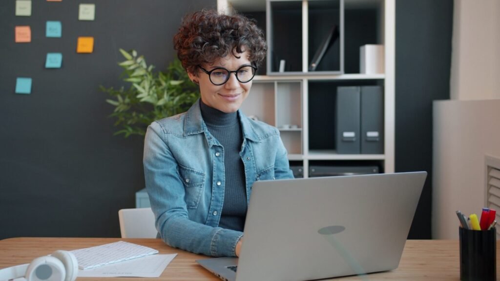 Remotas na Remessa Online, VA/VR de R$ 1.000 Woman working on a laptop at a desk.