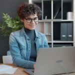 Remotas na Remessa Online, VA/VR de R$ 1.000 Woman working on a laptop at a desk.