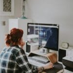 Emprego Remoto com VA/VR de R$ 1.200,00 woman browsing on the internet