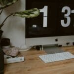 Remotas na ContaJá, R$700,00 de VA/VR e + silver imac on brown wooden table