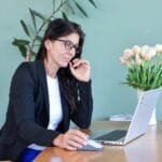 Remotas na Spassu, com VA/VR de R$ 800,00 Woman in glasses working on laptop at desk