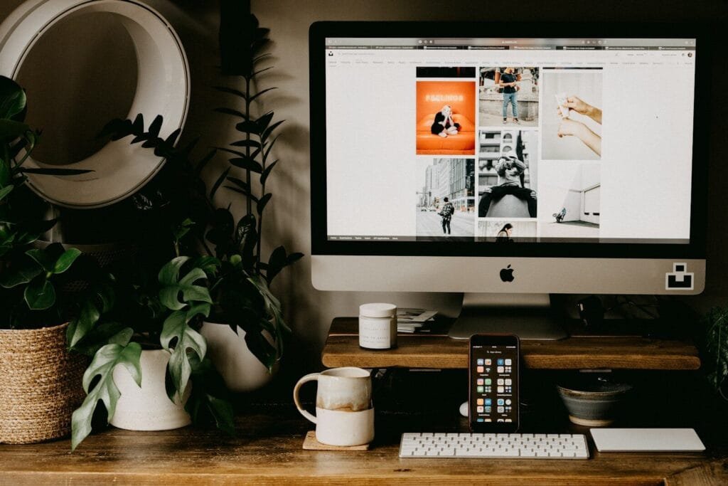 Assistente de Atendimento e +Remotas com VA/VR de R$ 1.200,00 silver imac on brown wooden table
