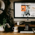 Assistente de Atendimento e +Remotas com VA/VR de R$ 1.200,00 silver imac on brown wooden table