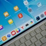 Customer Success com VA/VR de R$ 750,00 e +Remotas A tablet screen displaying various app icons above a white keyboard