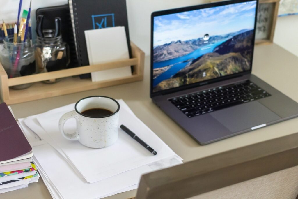 Estágio 100% Remoto, exclusivas para Mulheres white ceramic mug on white table