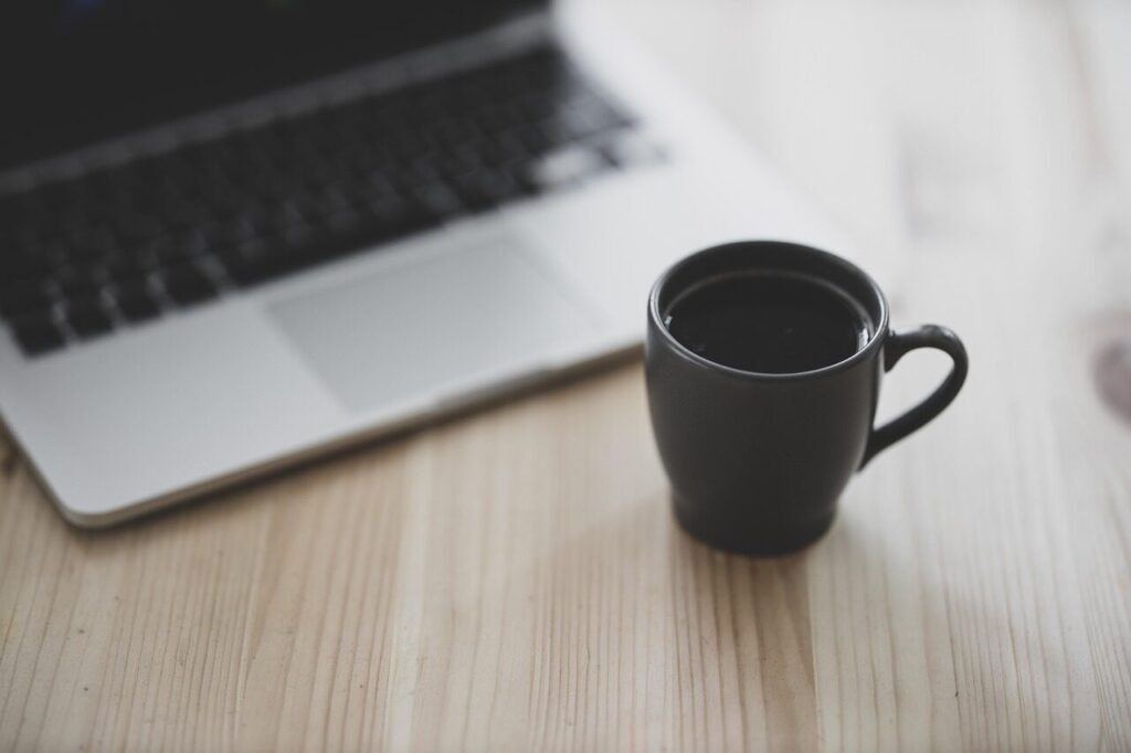 Analista de Dados e + Remotas com VA/VR de R$ 828 coffee, laptop, work, computer, coffee cup, technology, table, keyboard, cafe, cup, modern, caffeine, drink, morning, espresso, cappuccino, wake, food, brown, good morning, course, restaurant, nutrition