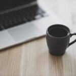 Analista de Dados e + Remotas com VA/VR de R$ 828 coffee, laptop, work, computer, coffee cup, technology, table, keyboard, cafe, cup, modern, caffeine, drink, morning, espresso, cappuccino, wake, food, brown, good morning, course, restaurant, nutrition