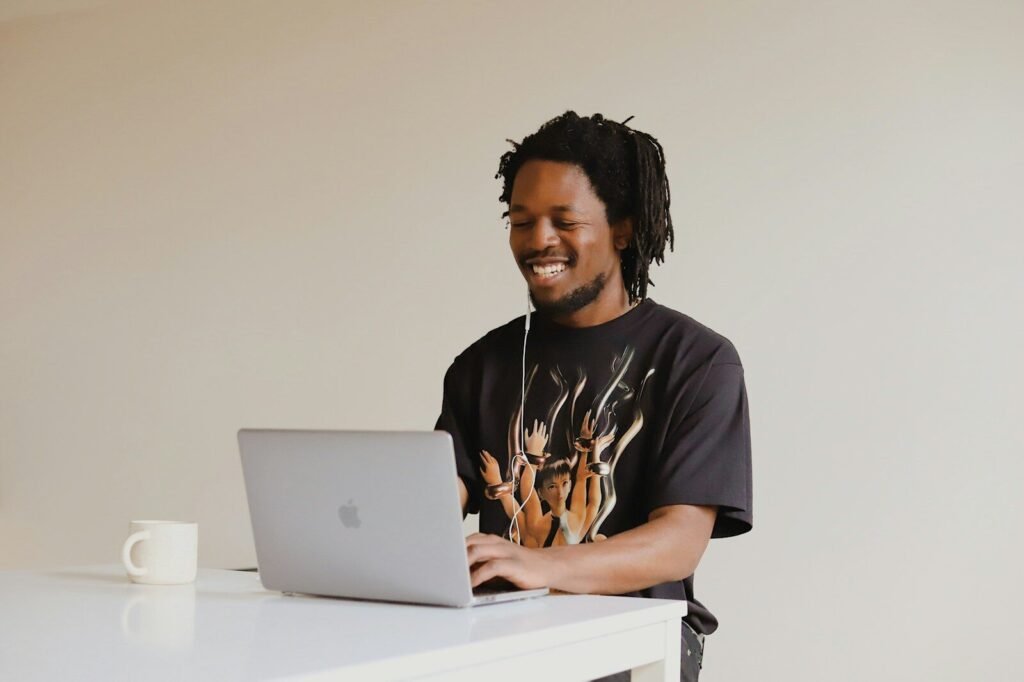 Executivo de Vendas e mais remotas, VR/VA de R$ 1.200 man in black crew neck t-shirt using macbook